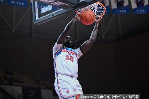 生猛！哈雷尔半场11中7拿到15分6板4助 3前场板